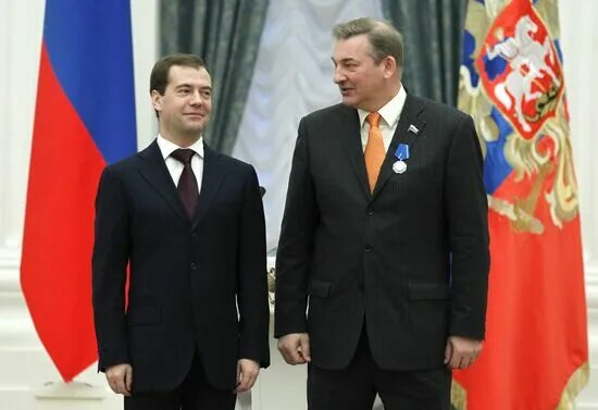Награда медведеву. Медведев вручает орден "за заслуги перед Отечеством" Чубайсу.