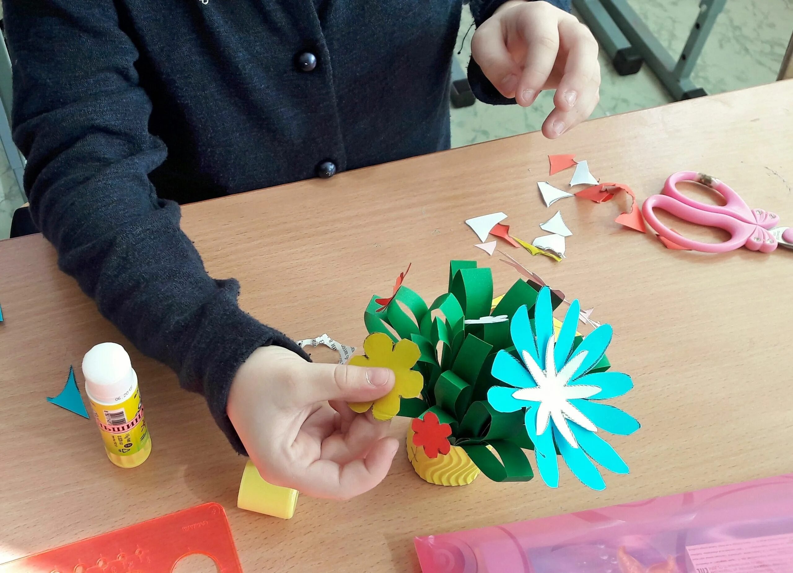 цветы своими руками для детей. падарок тле мамы сваимируками. поделки для мамы. поделка цветы. поделка цветы для мамы.