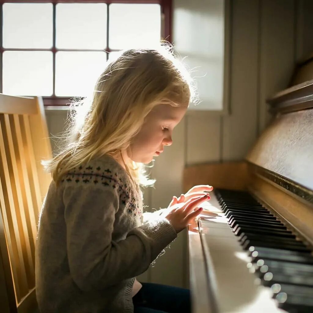 Уходим в школу музыка. Девочка за пианино. Пианино для детей. Девушка и пианино. Девочка.