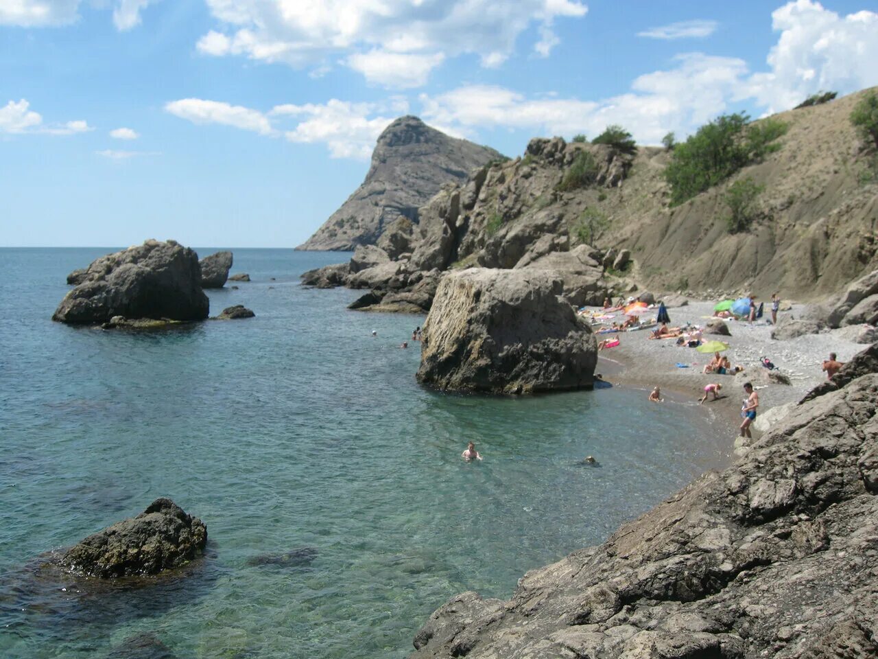 Пляж мыса. Мыс фиолент пляж баунти. Мыс фиолент голубая бухта. Пляж мыса. Пляж мыса.