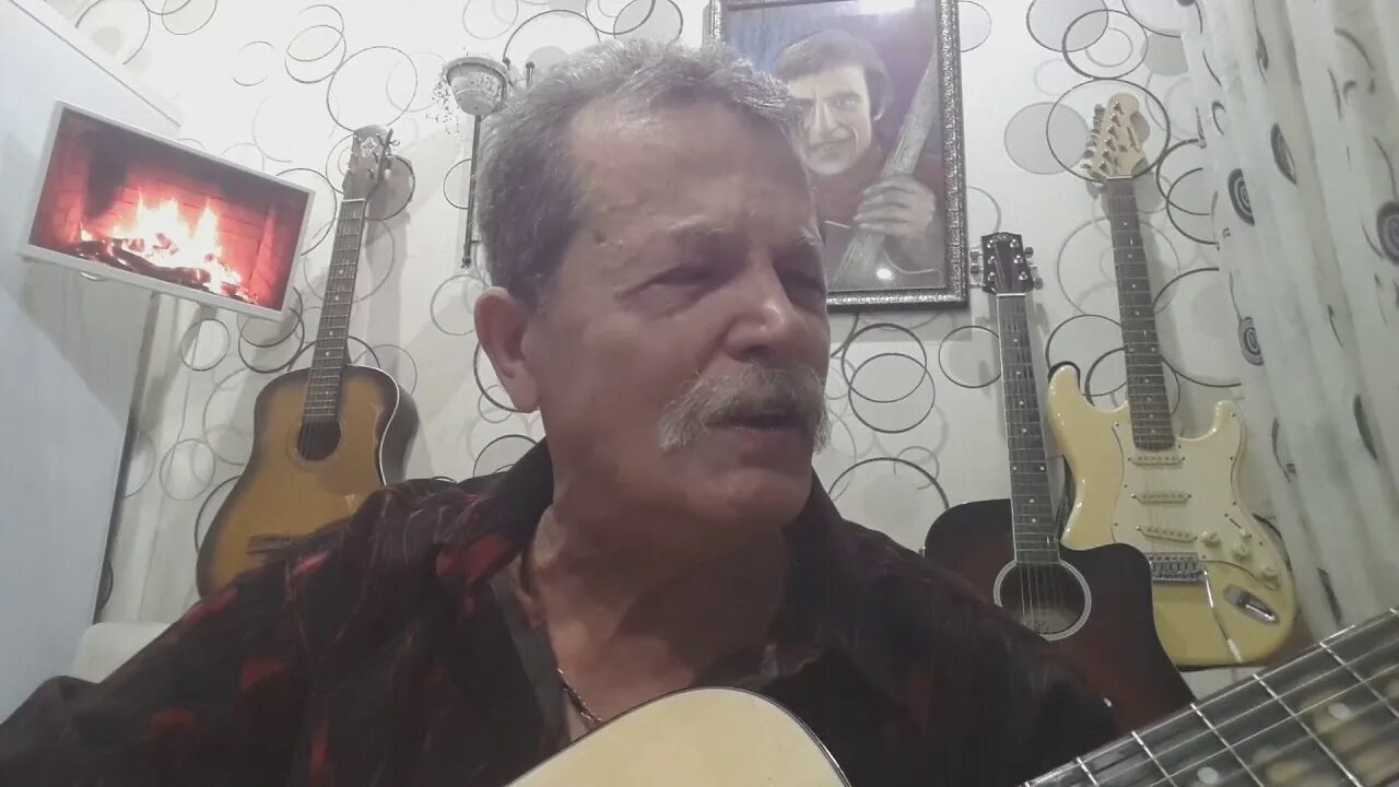 Песня высоцкого дом хрустальный. Дом хрустальный высоцкий. песня дом хрустальный высоцкий. хрустальная гитара. дом хрустальный грустный песни высоцкого.