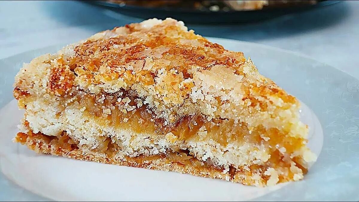 Насыпной пирог. Засыпной пирог с яблоками. Сыпучий пирог с яблоками. Пирог яблочный насыпной с манкой. Насыпной яблочный пирог.