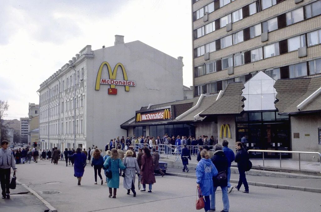 Макдональдс на московской. Первый российский макдональдс на пушкинской в москве. Mcdonald's метро первомайская москва. Тверская улица макдональдс. Макдональдс на московской.