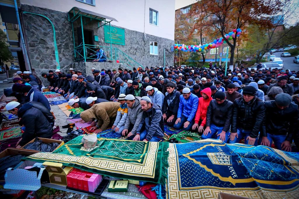 Курбан байрам начало. Праздник мусульман Курбан-байрам. Курбан байрам — праздник жертвоприношения. Мусульманский праздник жертвоприношения «Курбан байрам». Праздник куйрам байрам.