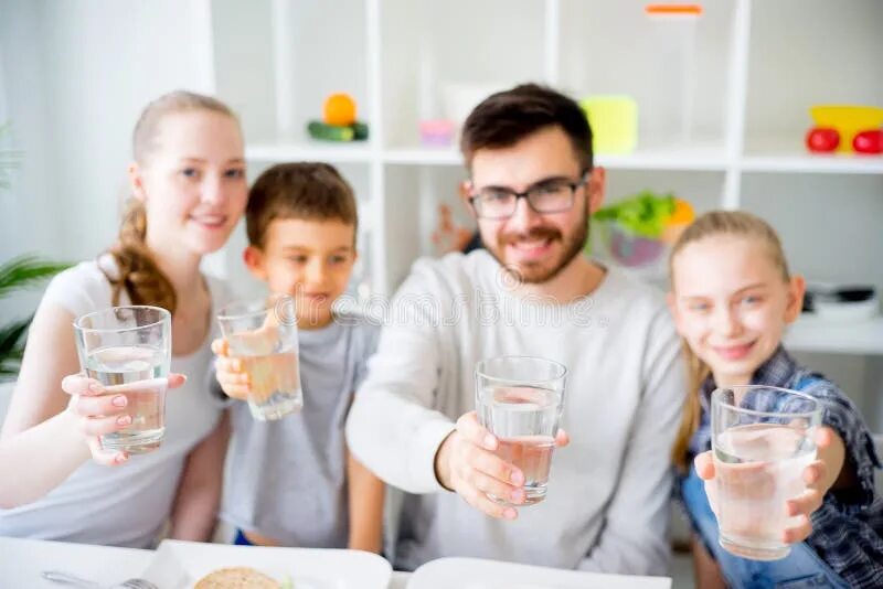 Кто пить семья. Семья пьет воду. счастливая семья пьет воду. семья пьет чистую воду. счастливый человек пьёт воду.