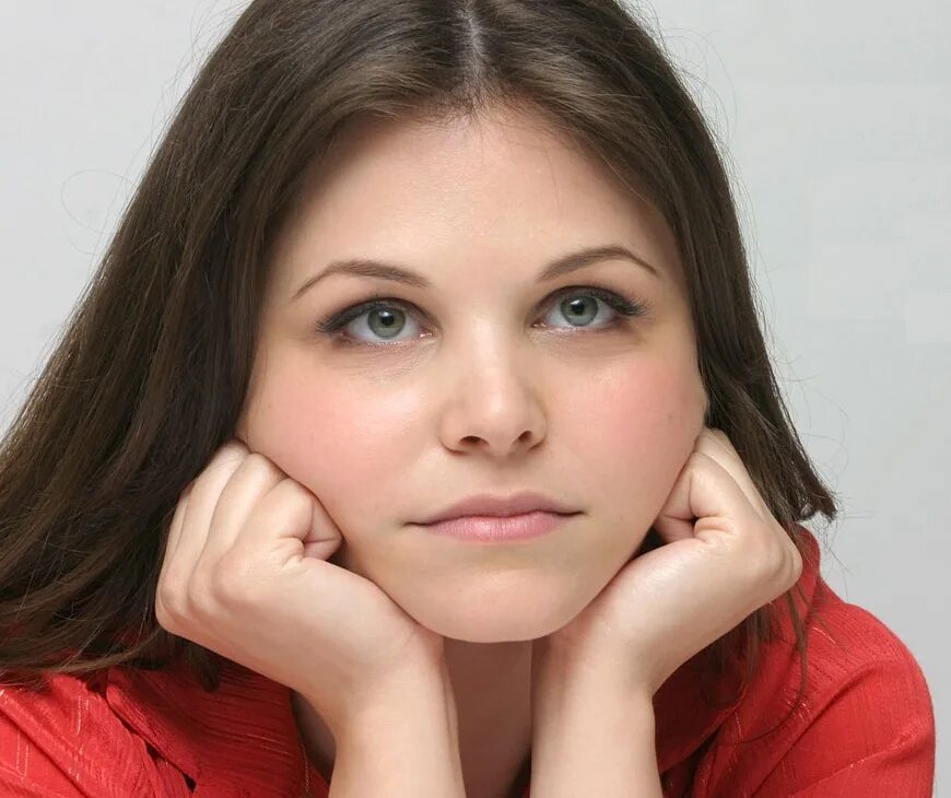 пухленькое лицо девушки. макияж на полное круглое лицо. толстое лицо девушки. макияж на пухлое лицо. модель plus size тесс холлидей.