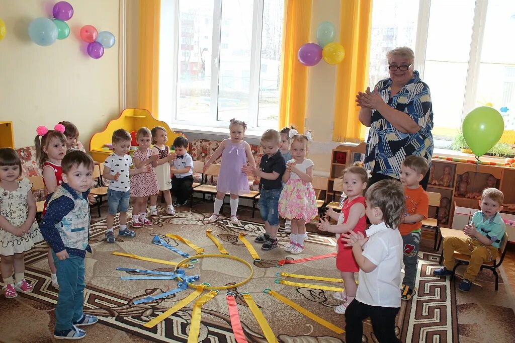 Весеннее развлечение в старшей группе детского сада. Весеннее развлечение в ДОУ. Весеннее развлечение в детском саду малыши. Дошкольники атрибуты к весенним развлечениям. Мероприятие весенние забавы.