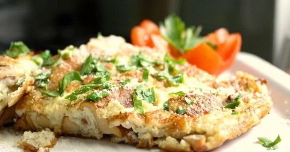 Омлет с курицей и овощами. Фриттата куриная. фриттата с курицей и овощами. фриттата с куриным филе. фриттата с лисичками.