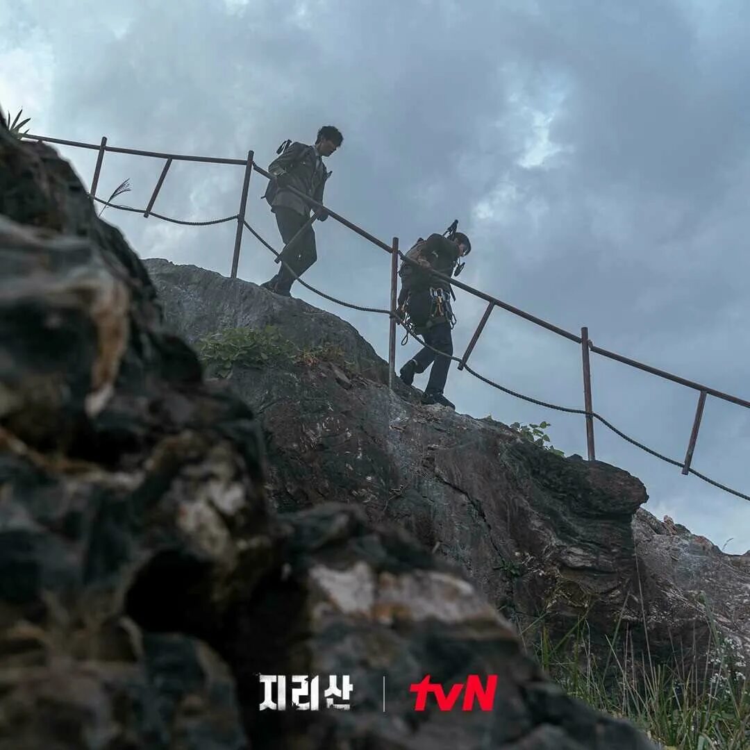 Чирисан южная корея. Гора чири корея. Чирисан дорама постер. Гора чири корея. Jirisan дорама.