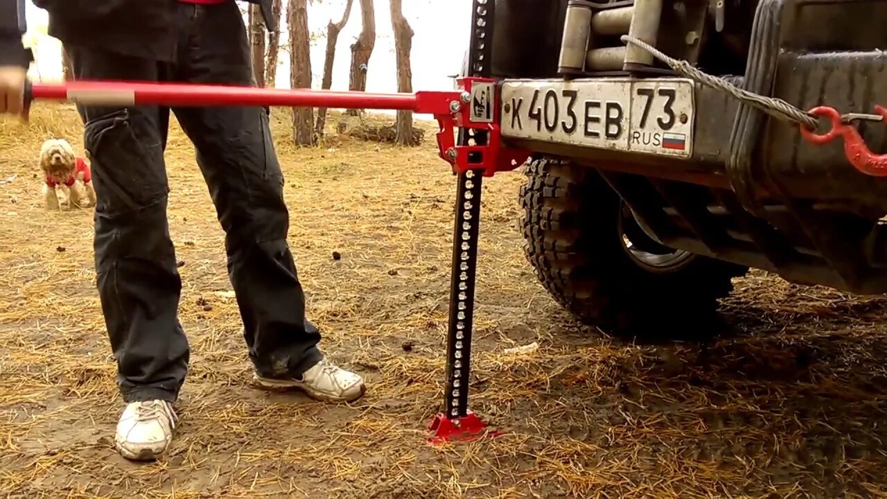 Джип рэнглер с домкратом хай джек. Крепление хайджека. Канистра экспедиционная с опорой под хай джек. Рейка красная для реечного домкрата hi-lift jack 42". Хороший хай джек.