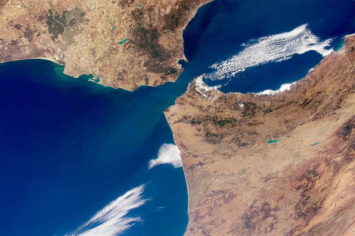 Пролив это. Гибралтарский пролив. Геплоалтарский Пролиа. Гибралтарский пролив и Средиземное море. Марокко Гибралтарский пролив.