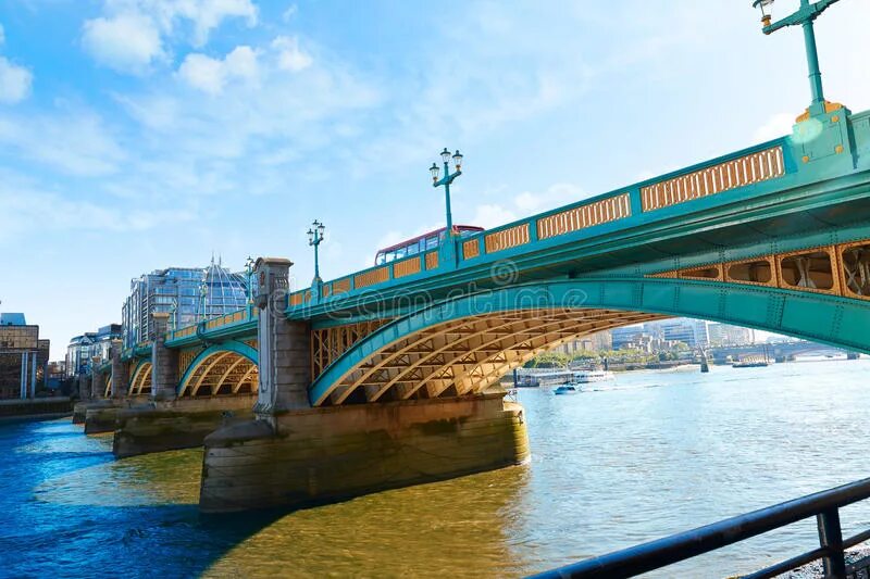 Через какую реку перекинут мост. Мост саутварк Лондон. Саутуарк мост из Лондона. Мост Саусворк в Лондоне. Мост Саутворк фото.
