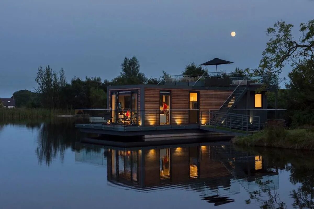 Домик на двоих на озере. Лодка Хаус хаусбот. Хаусбот Скандинавия. Плавучий дом Bluefield. Дом Уилла Смита озеро.