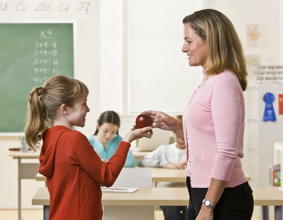 Учитель и ученик. Учитель беседует с детьми. Общение учителя с учениками. Общение педагога с детьми.