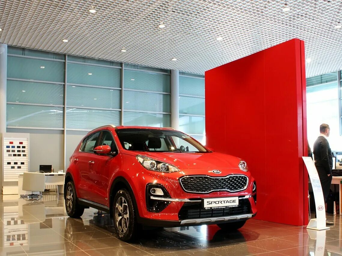 Киа Спортаж дилер. Kia Sportage 5 автосалон. Киа Спортейдж красный новый. Красный Киа Спортаж 2019 Воронеж.