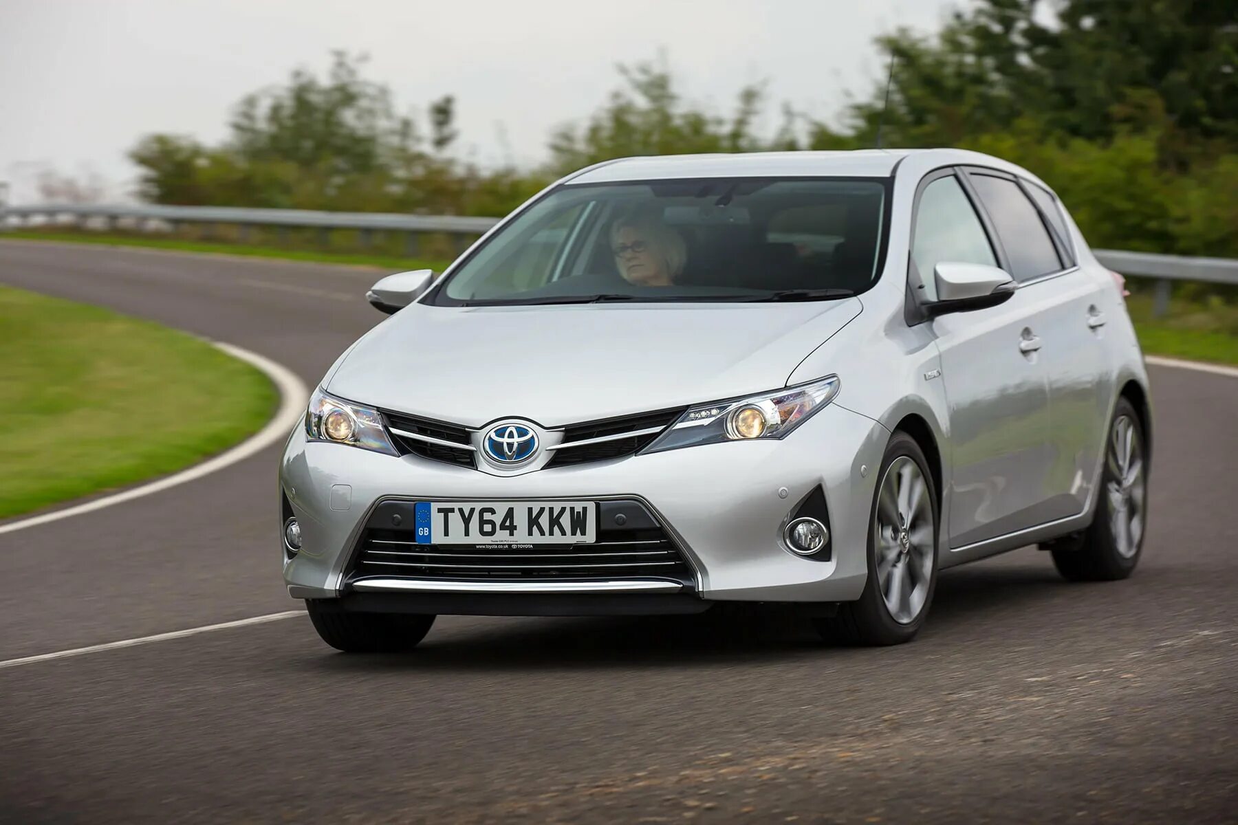 Toyota hybrid. Toyota Auris Hybrid 2014. Тойота аурис гибрид 2008. Toyota Auris 2016 Hybrid. Toyota Auris гибрид.