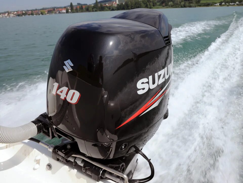 Лодка сузуки. Suzuki df140. suzuki 140 лодочный мотор. подвесной мотор сузуки 140. сузуки df 140.