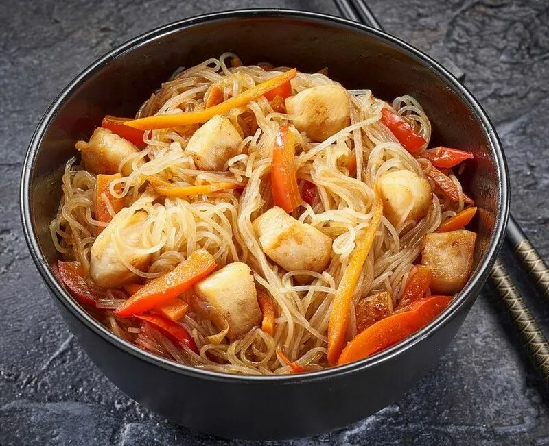 Приготовить фунчозу с курицей и овощами рецепт. Лапша вок фунчоза. лапша фунчоза с курицей. фунчоза с курицей и овощами в соевом соусе. вок с фунчозой и курицей.
