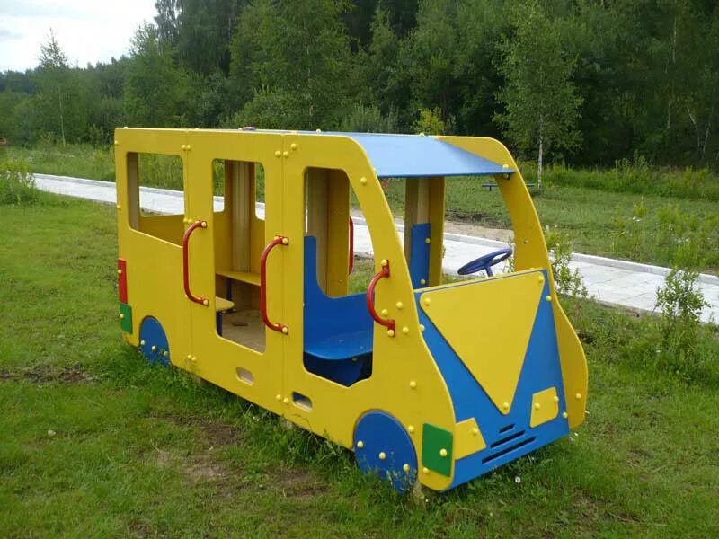 Деревянный автобус для детской площадки. Машина деревянная на детскую площадку. Деревянная машина для детской площадки. Автобус в детский сад на площадку.