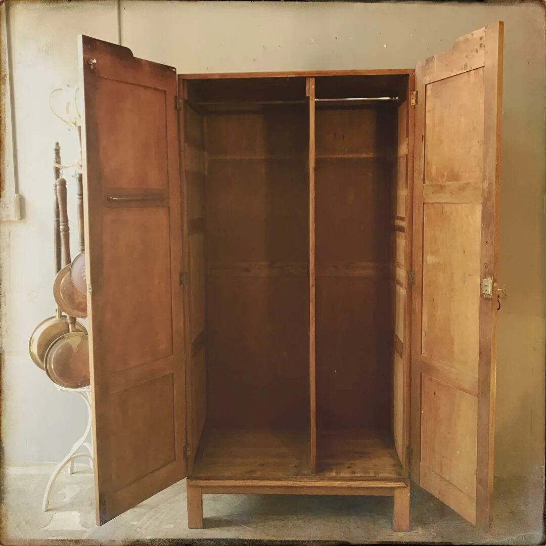 Старый металлический шкаф. Шкаф застарелый. Шкаф пахнущий деревом. Избавление от старой мебели.