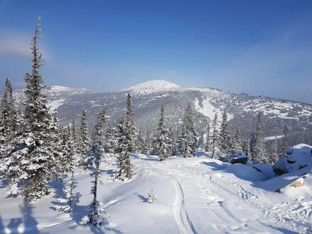 Зимний шерегеш. Шерегеш горы. Шерегеш горнолыжный курорт поселок. Горнолыжный курорт в Сибири Шерегеш. Горная Шория горнолыжный курорт Шерегеш.