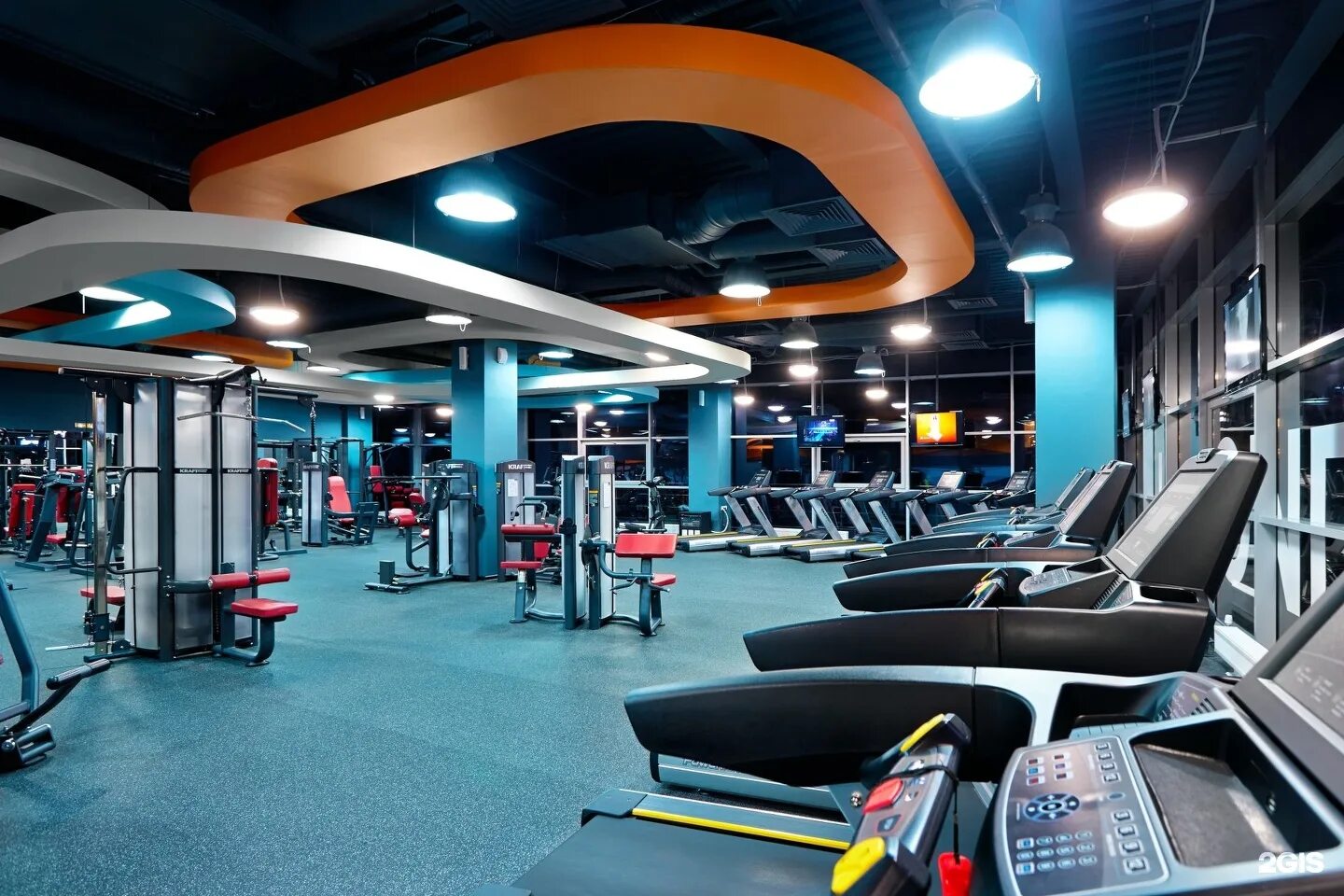 Фитнес центр. Тренажерный зал. Тренажерный зал. Спортивный тренажерный зал. Спортивный зал.