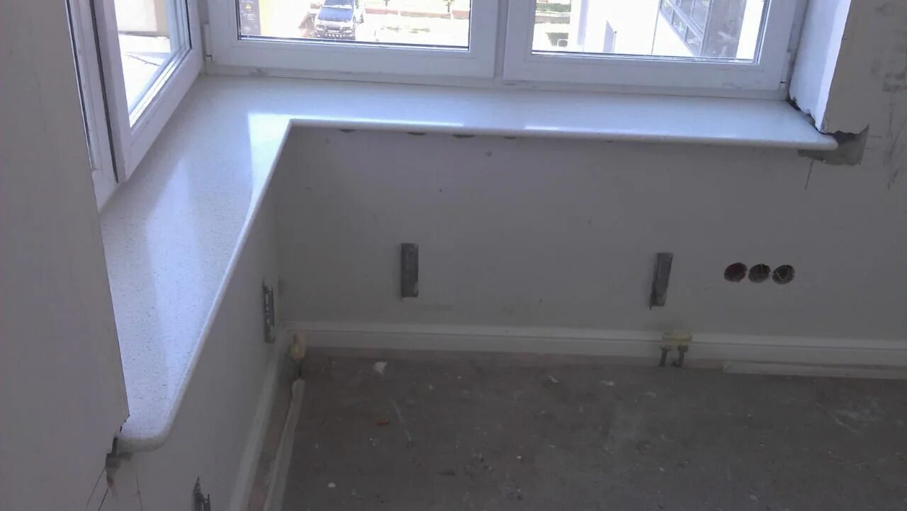 Уголок для подоконника. Угол под подоконник. Угловой подоконник. Подоконник из лиственницы. Подоконник пластиковый на балкон угловой.