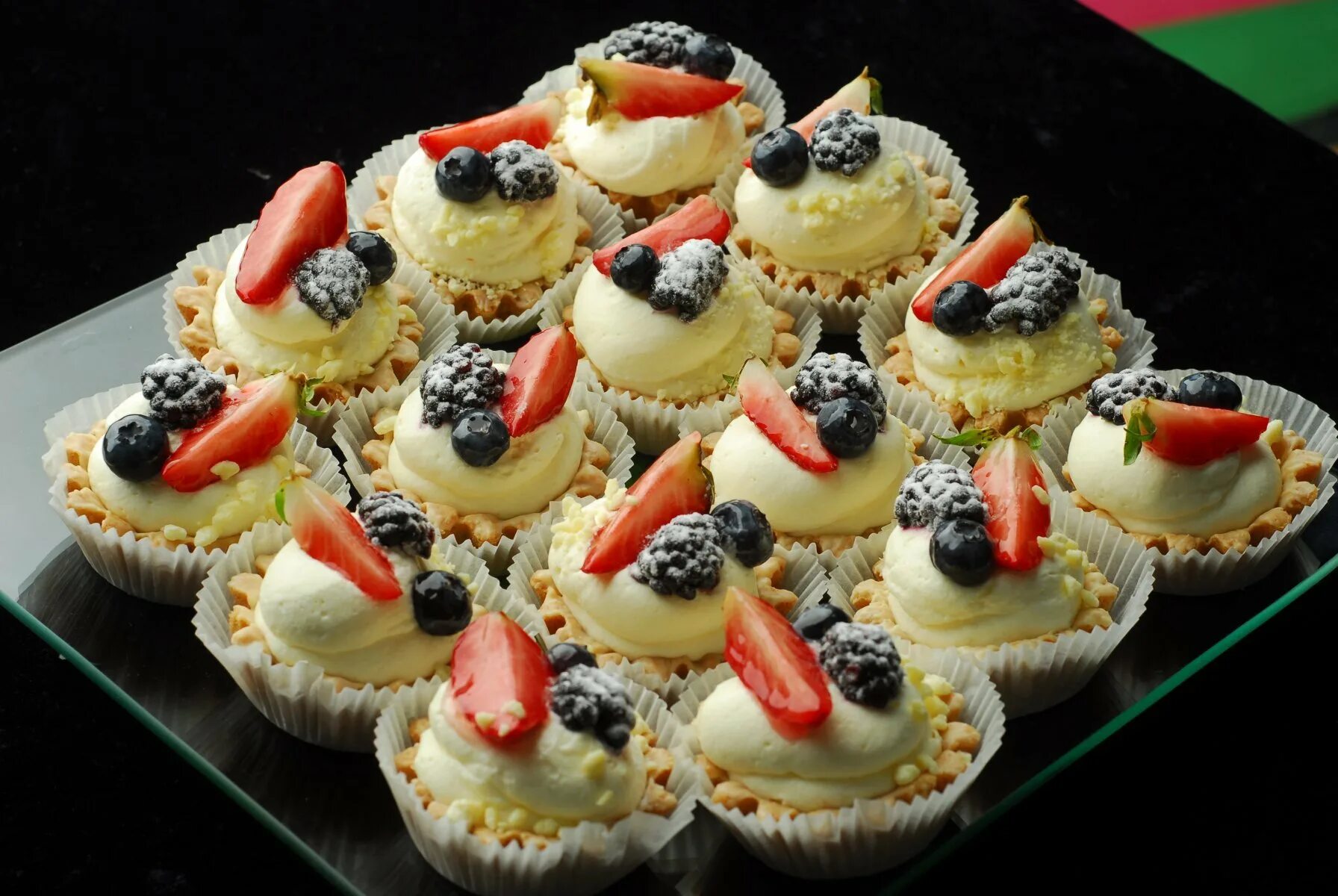 нарезные пирожные. бисквитное пирожное с кремом. наполеон, прага, медовик. советские пирожные. вкусные домашние пирожные.