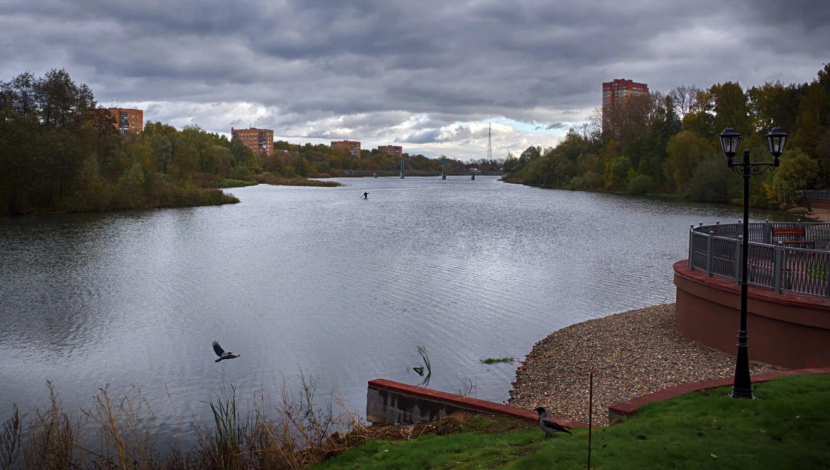 Вода пушкино московской области. Река Серебрянка в Пушкино. Набережная реки Серебрянки Пушкино. Парк Серебрянка Пушкино. Речка Серебрянка в Пушкино.