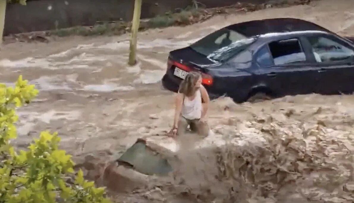 Наводнение в сочи. Наводнение на кубани 2021. Наводнение унесло в. Наводнение в ялте. Сочи потоп 2022.
