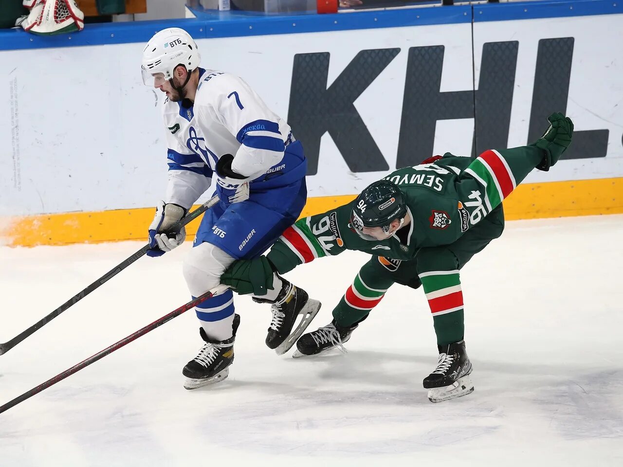 Ак барс динамо матч сегодня. Динамо ак барс. хк ак барс. хоккеисты ак барса. динамо ак барс уор.