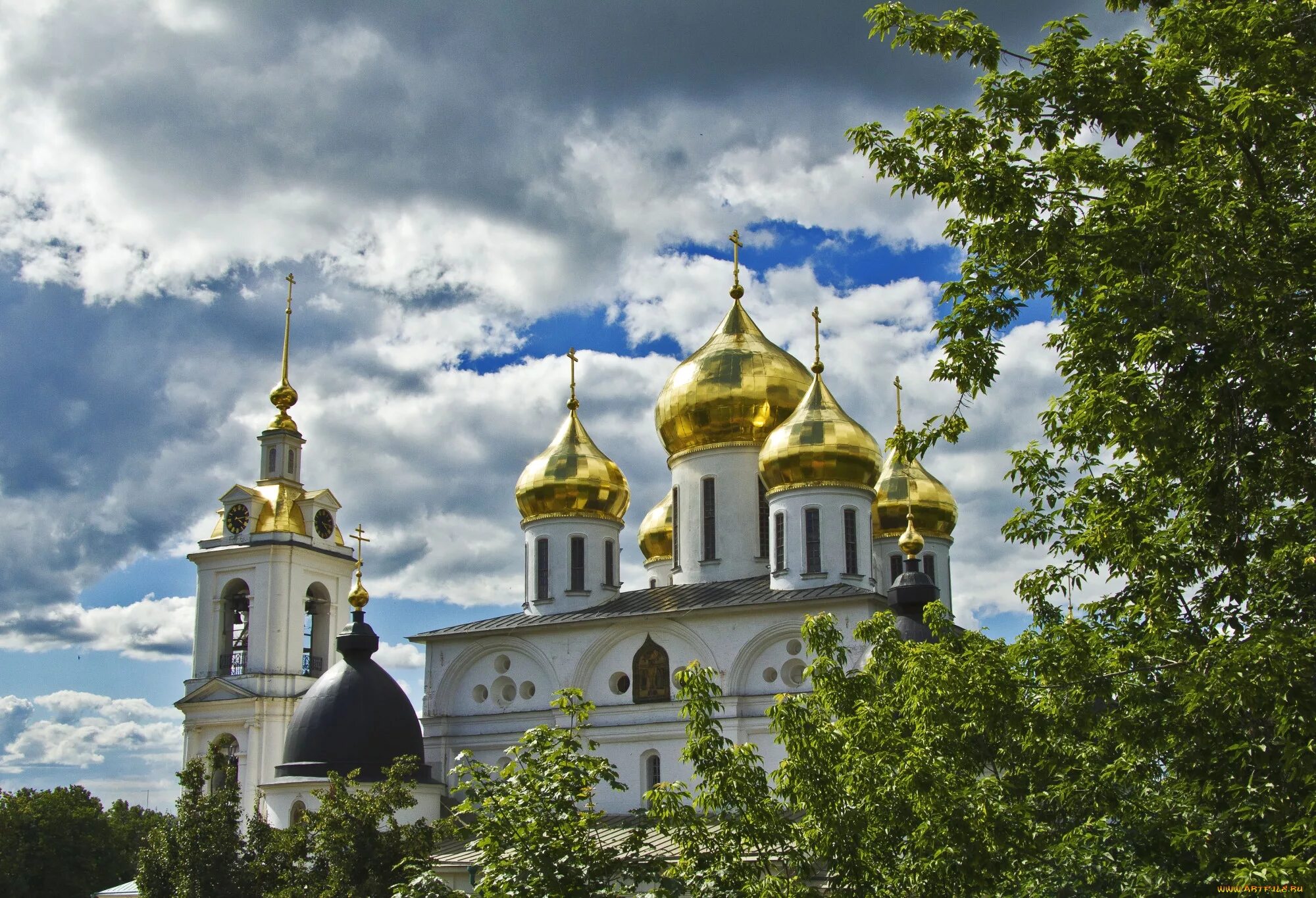 Православный рабочий стол. «Православные храмы и монастыри» нижный Новгород. Дивеево. Церковь золотые купола простор. Церковь храм купола природа.