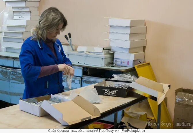 Упаковщица улыбка. Упаковщик чая. Упаковка косметики на складе. Упаковка косметики на складе. Упаковщики фасовщики.