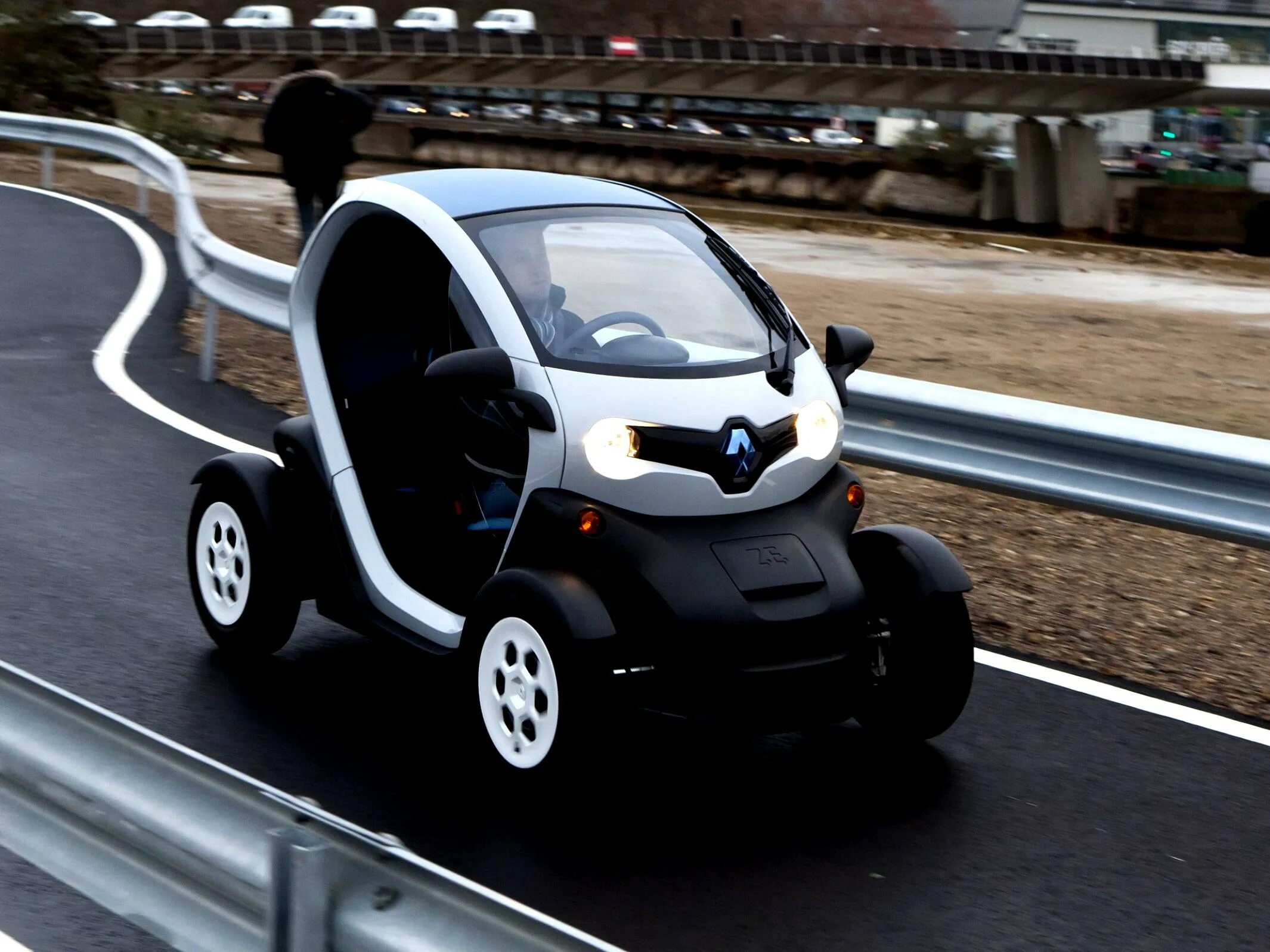 Амбер авто электромобиль. Электромобиль Рено Твизи. Renault Twizy 2012. Рено электромобиль Twizy. Renault Twizy 2021.