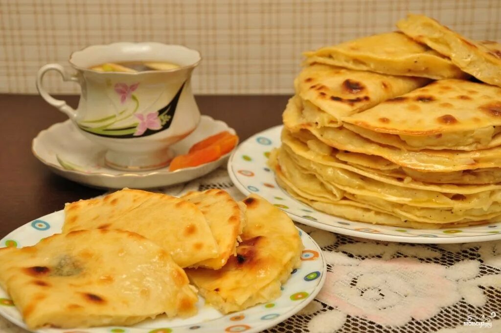 Тесто на кыстыбый с картошкой по татарски. Татарское национальное блюдо кыстыбый. татарская кухня кыстыбый. татарская выпечка кыстыбый. башкирское национальное блюдо кыстыбый.