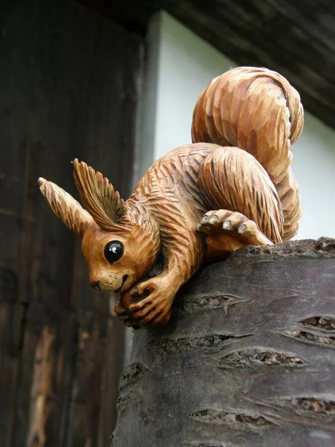 Звери из дерева. Деревянная скульптура белка. Скульптуры зверей из дерева. Резные животные из дерева.