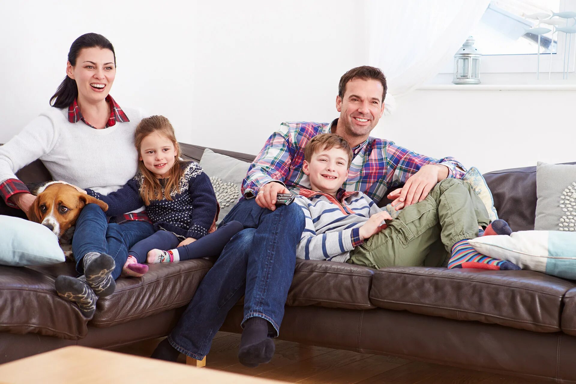 Пом семья. Семья у телевизора. семья смотрит телевизор картинки. family watching tv. family in the sofa.