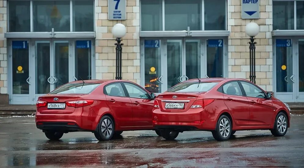 Сравнение хендай солярис. Kia Rio Hyundai Solaris. Kia Rio vs Hyundai Solaris. Киа Рио Хендай Солярис 2018. Kia Rio vs Hyundai Solaris 2017.