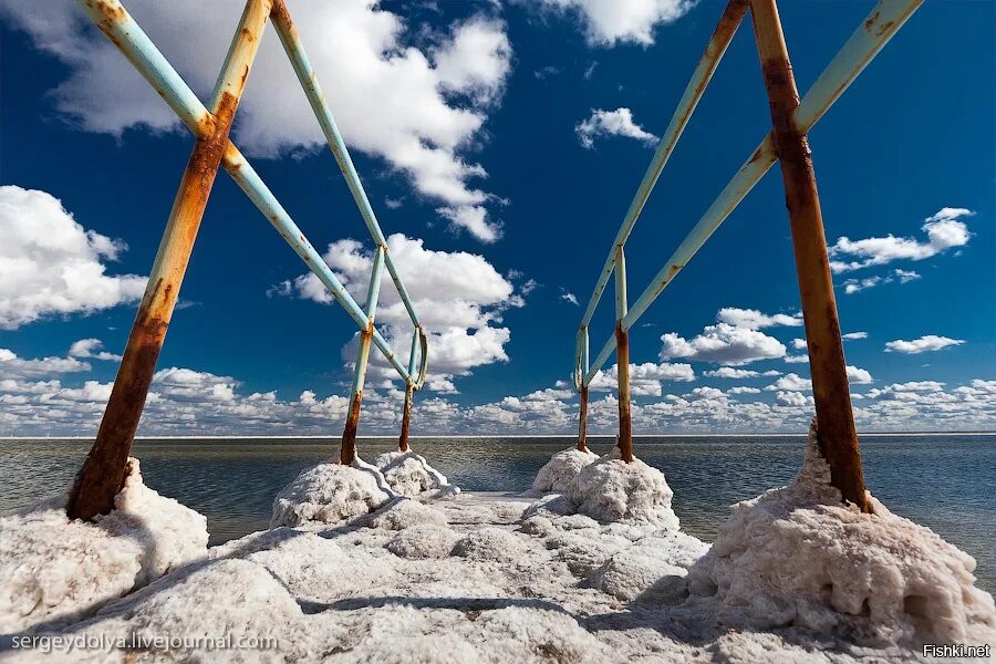 Что добывают на озерах эльтон и баскунчак. Добыча соли на озере Баскунчак. Баскунчак соленое озеро. Соляное озеро Баскунчак. Озеро Эльтон добыча соли.