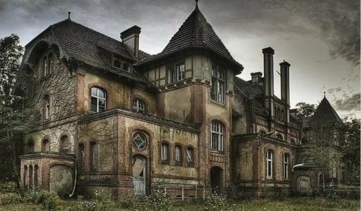 Старинный деревянный дом. Старый деревянный дом. Старинный дом во сне. Домик на окраине. Старинный дом во сне.