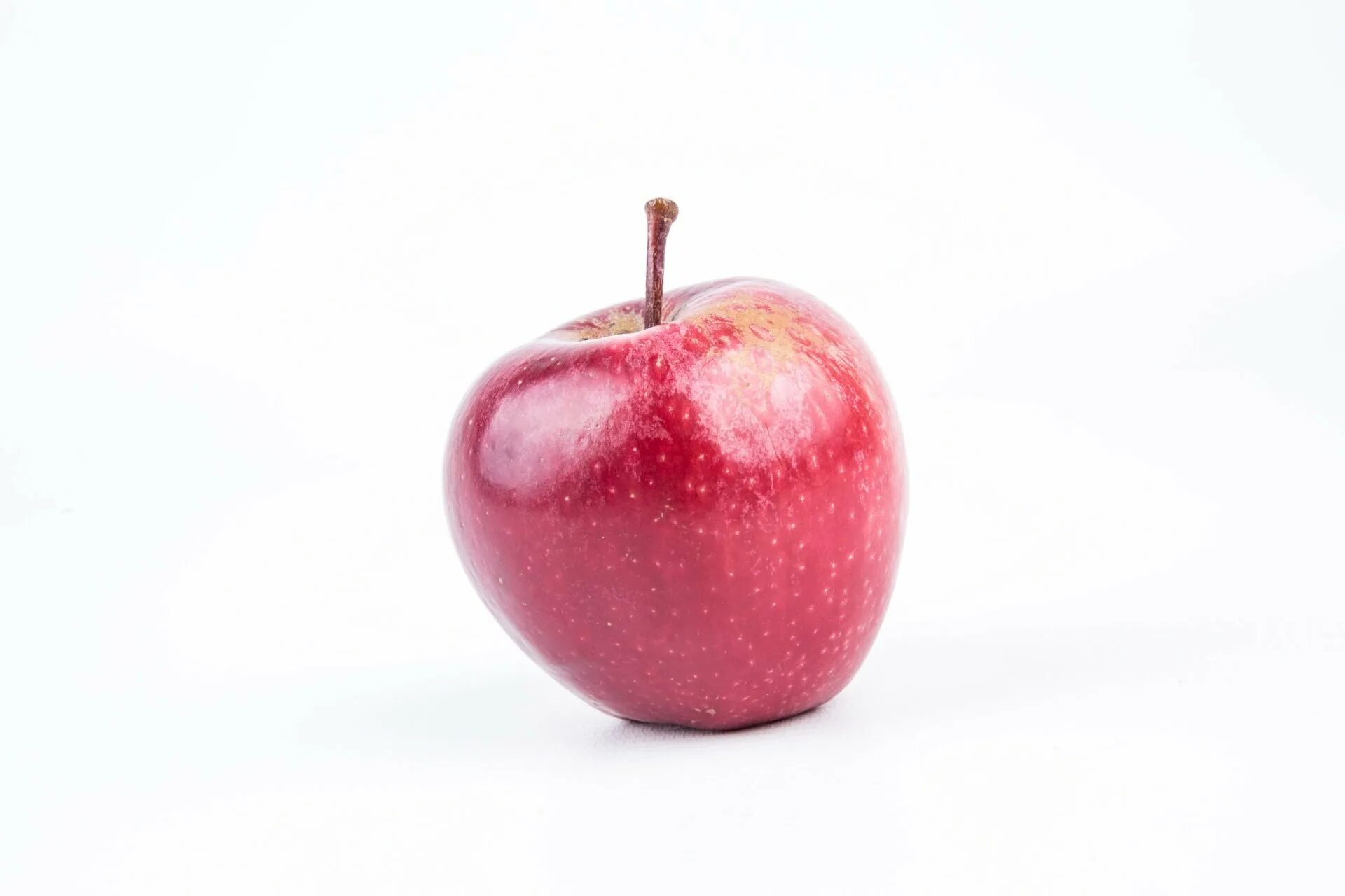 Что может быть маленьким предметом. Яблоки красные. Маленькие яблоки. Красное яблоко на белом фоне. Много яблок.