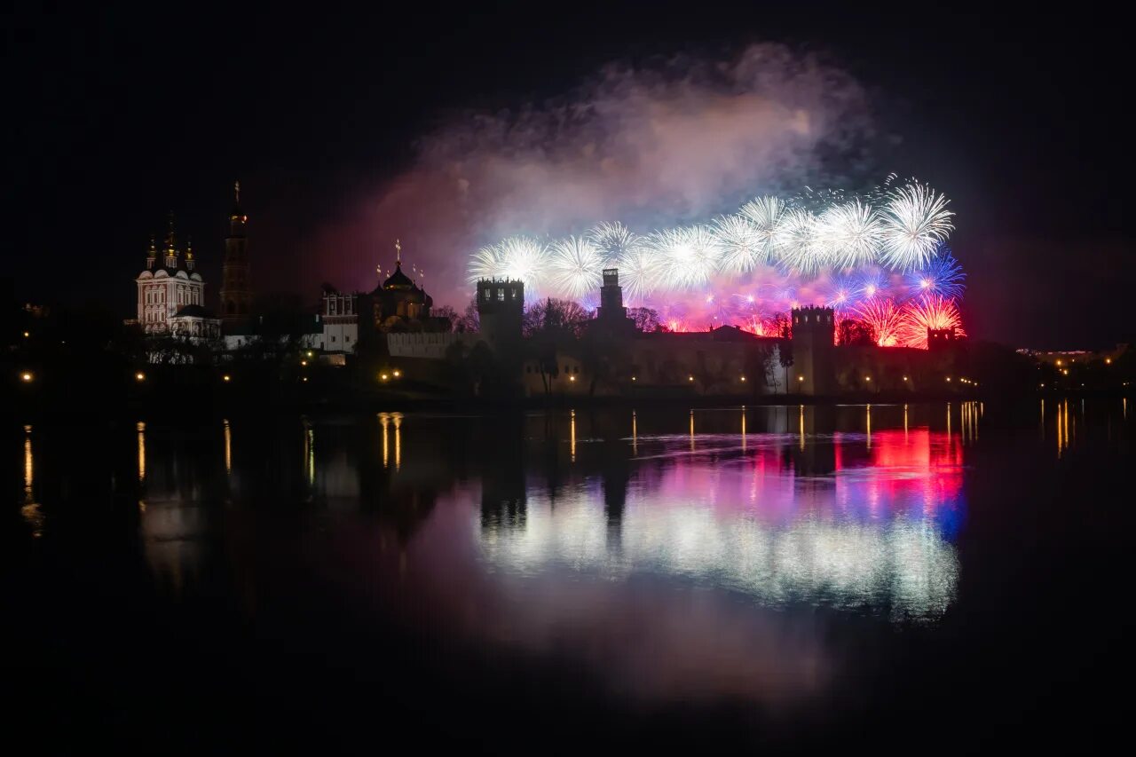 Когда будет салют в москве. Салют в Братеево 2022. Фестиваль фейерверков Братиславская. Ростех салют в Москве 2022. Шоу фейерверков в Москве 2023.