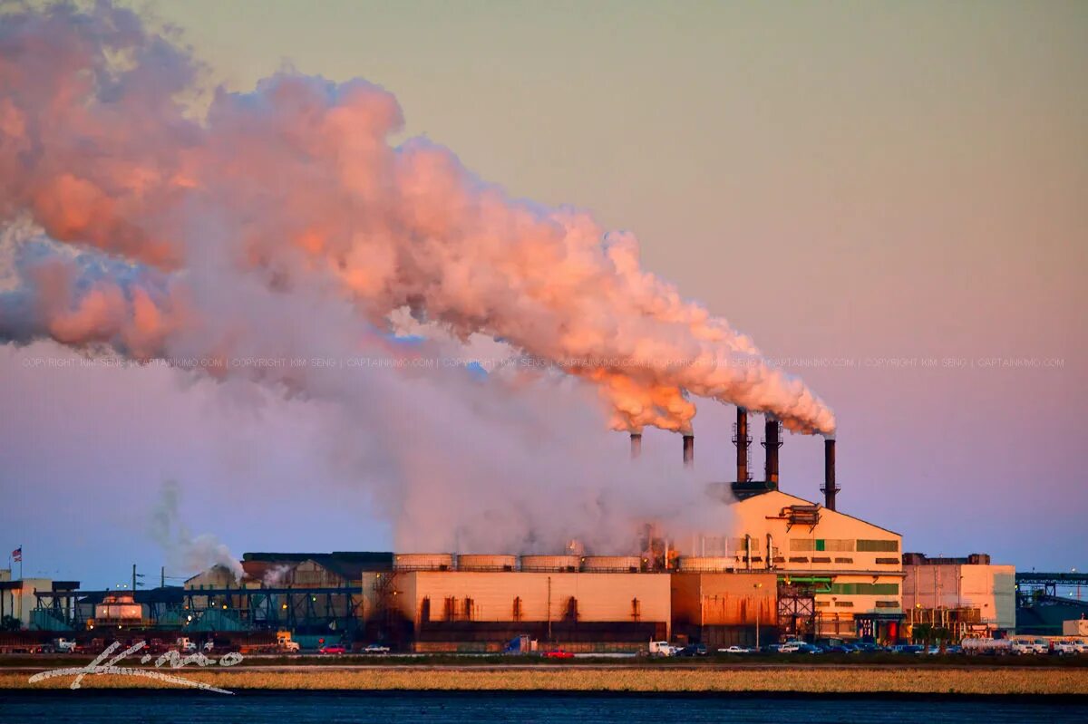 Заводы и фабрики загрязняют воздух. Выбросы промышленных предприятий. Выбросы в атмосферу с промышленных предприятий. Загрязнение заводами. Фабричный дым