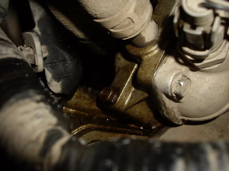 Потек сальник гранта 8кл. Течет масло из двигателя ваз 2115. 2110 течь масла. 2110 течь масла. Коробка ваз 2110 течет масло снизу.