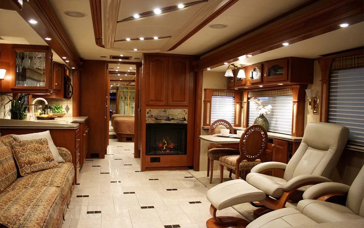 дом на колесах на дороге. Vario perfect 1200 platinum 2009. автодом уилла смита. дом на колесах vario perfect 1200 platinum. автодом burstner mega van.