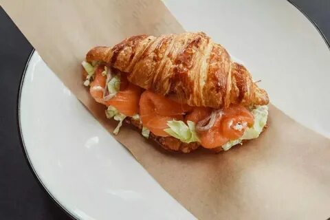 Круассан с рыбой