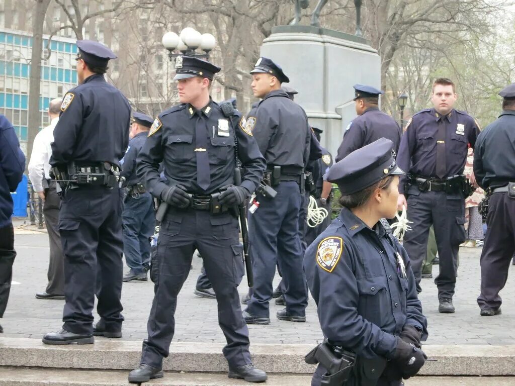 Полицейские обвиняют. Полиция NYPD форма. Police NYPD uniform. NYPD uniform 2020. NYPD 1995 uniform.