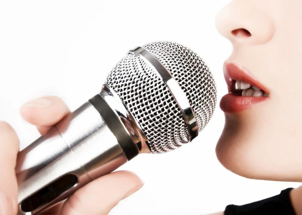 Музыка где поет. Поет в микрофон. Микрофон для пения. Девушка поет в микрофон. Пение вокал.