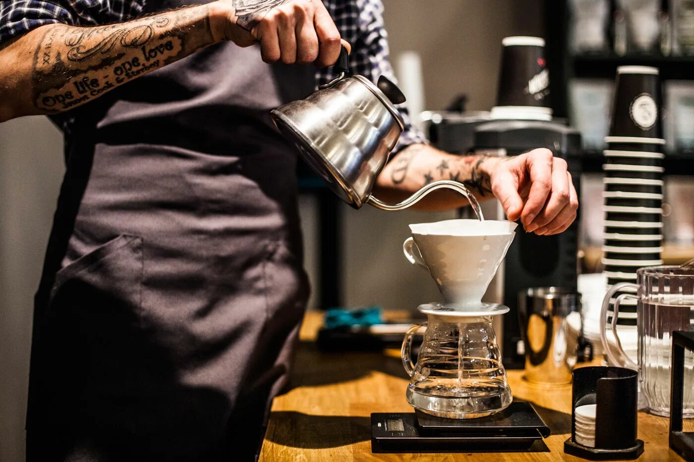 Как называется человек который варит. Томас полти бариста. Как называется человек который варит. Повар делает пиццу. Как называется человек который варит.