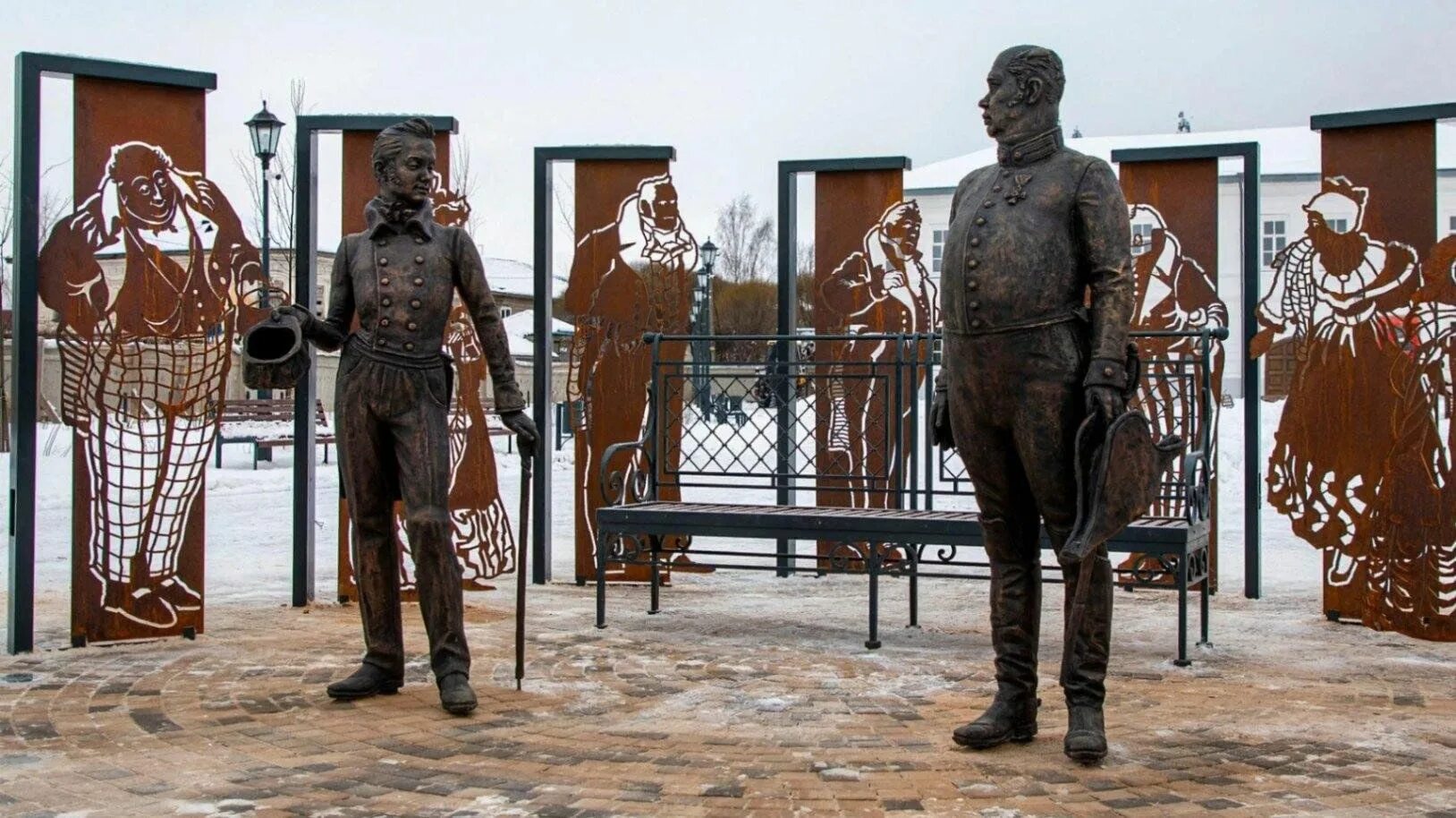 Памятник ревизор в каком веке был создан. Памятник гоголю в устюжне. устюжна памятник ревизору. устюжна ревизор торговая площадь.